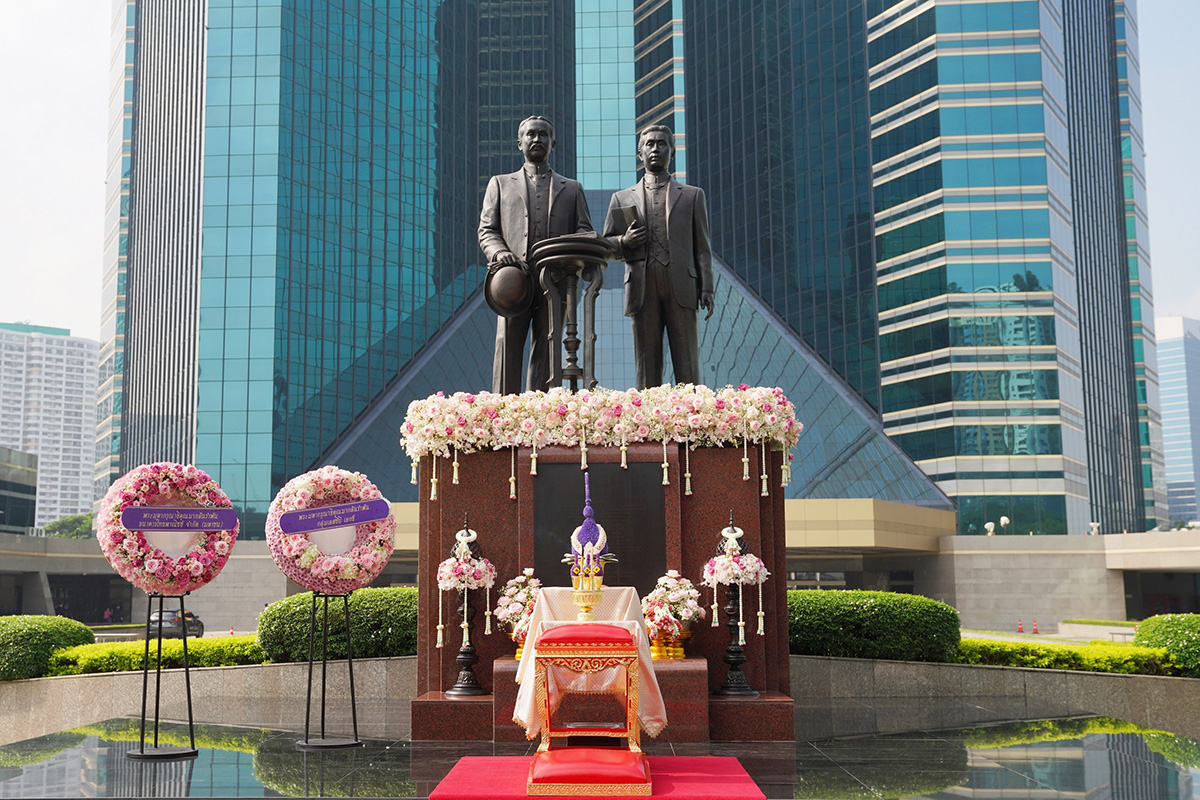 กลุ่มเอสซีบี เอกซ์ และธนาคารไทยพาณิชย์วางพวงมาลาถวายราชสักการะเนื่องใน ...