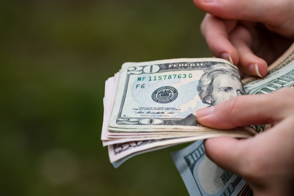 Опять долларов. Опять долларов. Доллар опустился. 150 млн долл. Опять долларов.