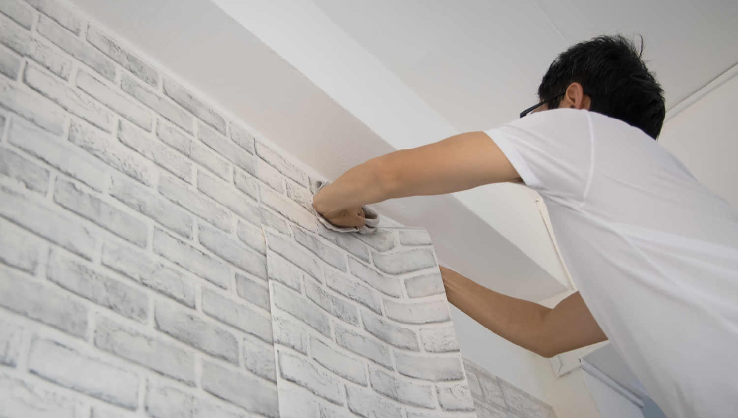 แชร์เทคนิคติดวอลเปเปอร์แบบไม่ง้อช่าง